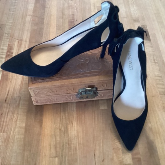 Nine West “Modesty”  Black Suede Finish leather Pointy Toe Tasseled 3”Heels 7.5M - Picture 1 of 9